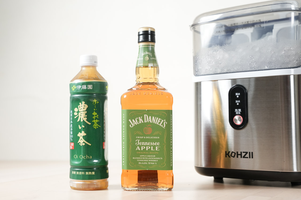 夏天來杯冰涼飲料最過癮！如果你也常常遇到冰塊不夠用、製冰太慢的問題，那這台【KOHZII 康馳 KIM1510 全自動製冰機】絕對是你的理想解方。一鍵啟動、6 分鐘快速出冰，每天最高可製冰15公斤，小巧機身還搭配自動清洗功能，家用、露營、派對都超方便。這篇文章就帶你實測開箱，看看它到底有多好用！