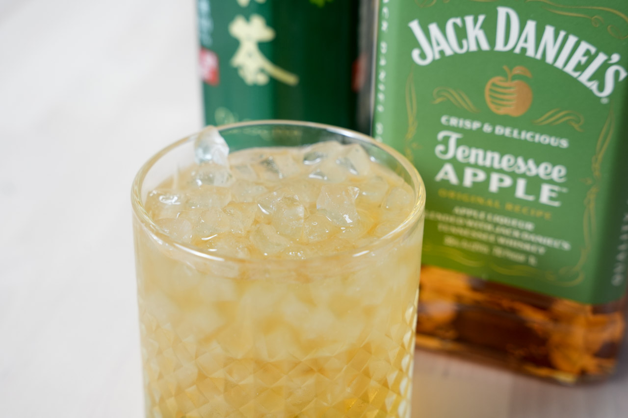 夏天來杯冰涼飲料最過癮！如果你也常常遇到冰塊不夠用、製冰太慢的問題，那這台【KOHZII 康馳 KIM1510 全自動製冰機】絕對是你的理想解方。一鍵啟動、6 分鐘快速出冰，每天最高可製冰15公斤，小巧機身還搭配自動清洗功能，家用、露營、派對都超方便。這篇文章就帶你實測開箱，看看它到底有多好用！