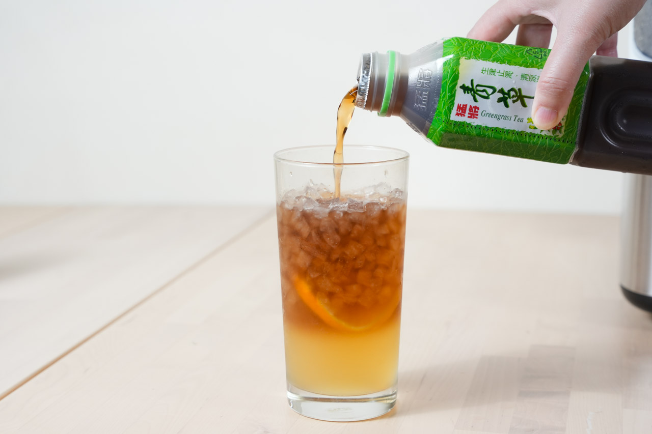夏天來杯冰涼飲料最過癮！如果你也常常遇到冰塊不夠用、製冰太慢的問題，那這台【KOHZII 康馳 KIM1510 全自動製冰機】絕對是你的理想解方。一鍵啟動、6 分鐘快速出冰，每天最高可製冰15公斤，小巧機身還搭配自動清洗功能，家用、露營、派對都超方便。這篇文章就帶你實測開箱，看看它到底有多好用！