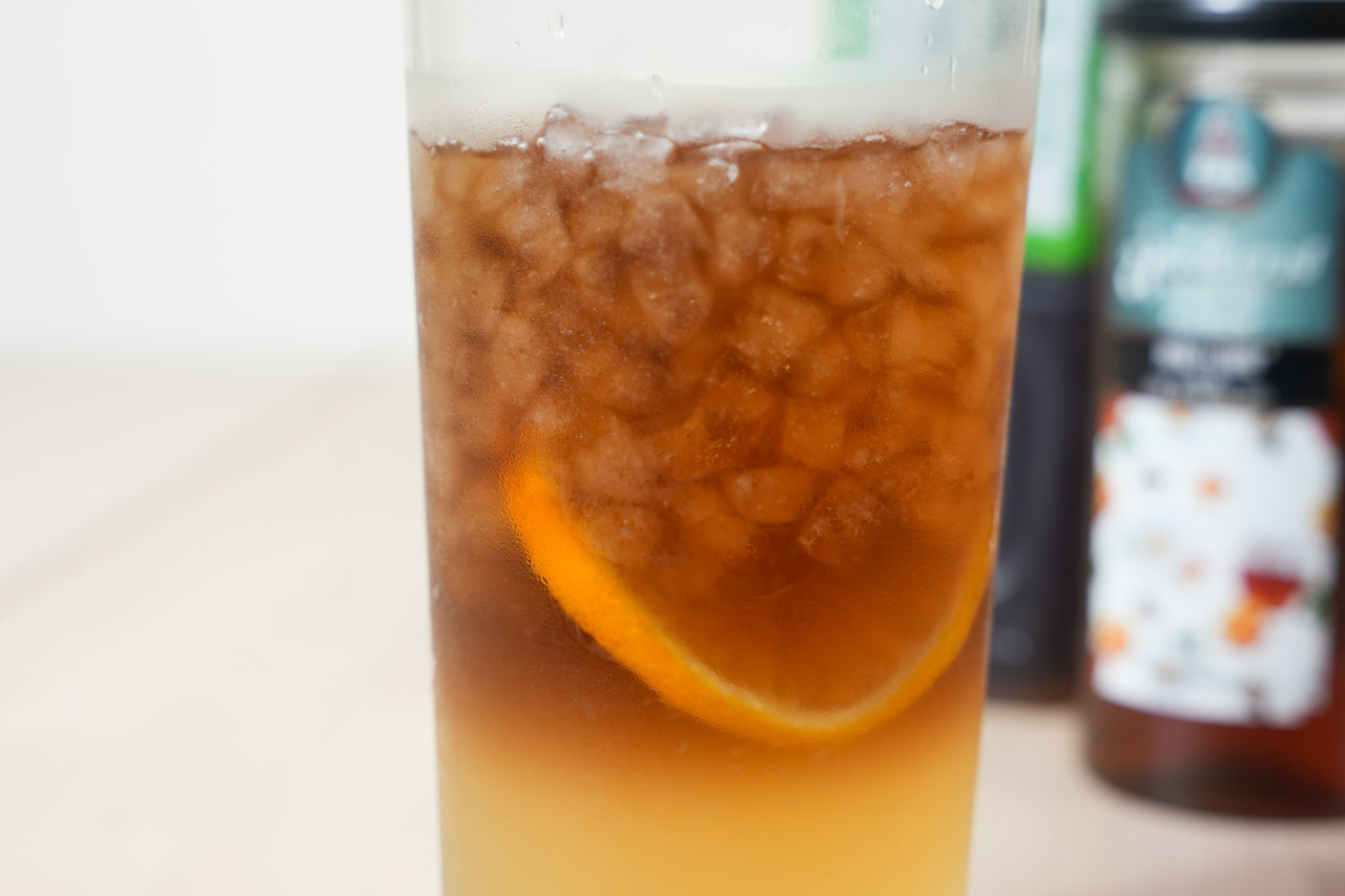 夏天來杯冰涼飲料最過癮！如果你也常常遇到冰塊不夠用、製冰太慢的問題，那這台【KOHZII 康馳 KIM1510 全自動製冰機】絕對是你的理想解方。一鍵啟動、6 分鐘快速出冰，每天最高可製冰15公斤，小巧機身還搭配自動清洗功能，家用、露營、派對都超方便。這篇文章就帶你實測開箱，看看它到底有多好用！