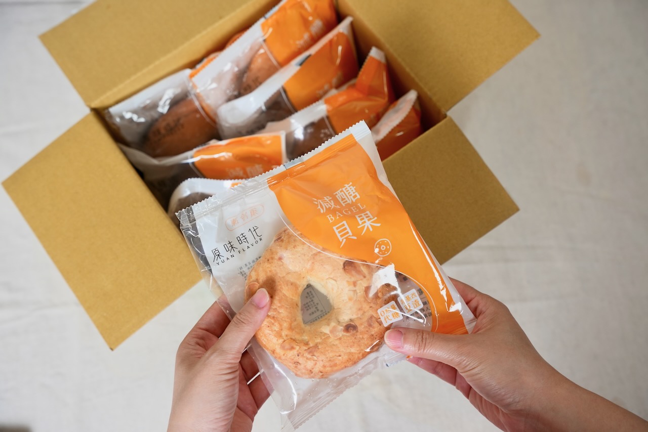 原味時代貝果減熱量、減負擔又好吃,早餐最佳選擇 總是陷入吃多一點跟少吃一點的矛盾之中。某天被推薦了原味時代貝果,我才發現,好吃的貝果和減少身體額外負擔原來可以同時擁有!他的貝果使用非基改大豆纖維代替部份麵粉,讓貝果熱量減少20%、碳水也少了30%,再加上純天然的食材,做到真正少負擔又能夠兼顧好吃的特點。