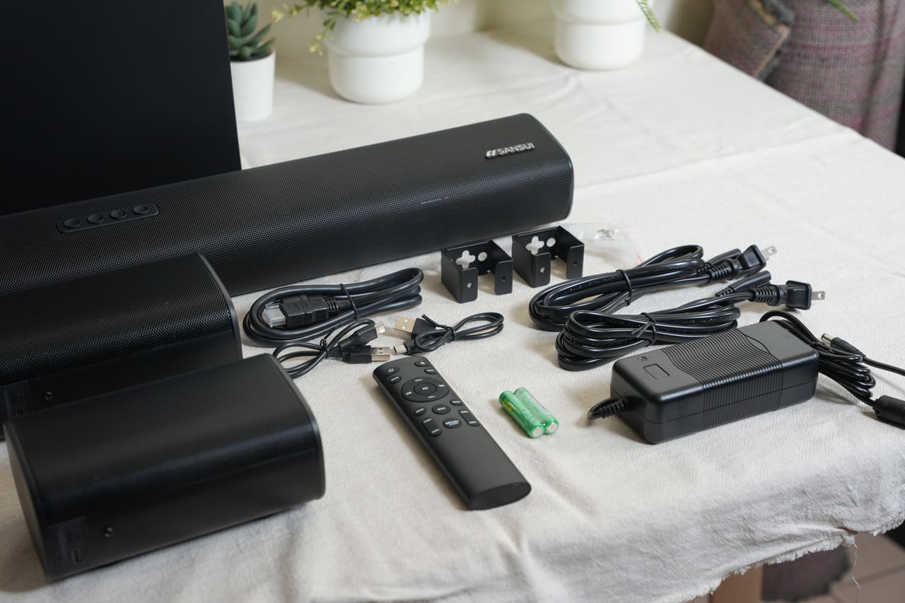 這一次要分享的是一套把家裡小空間變成「輕劇院」的設備，SANSUI 聲空艙。它跟我印象中的聲霸不一樣：不只是一條長長的 soundbar，這次是主機＋重低音＋兩顆無線後環繞的完整體組合。實際聆聽幾天後，我的結論是三個關鍵字：沉浸感、包圍感、劇院級的音質感。