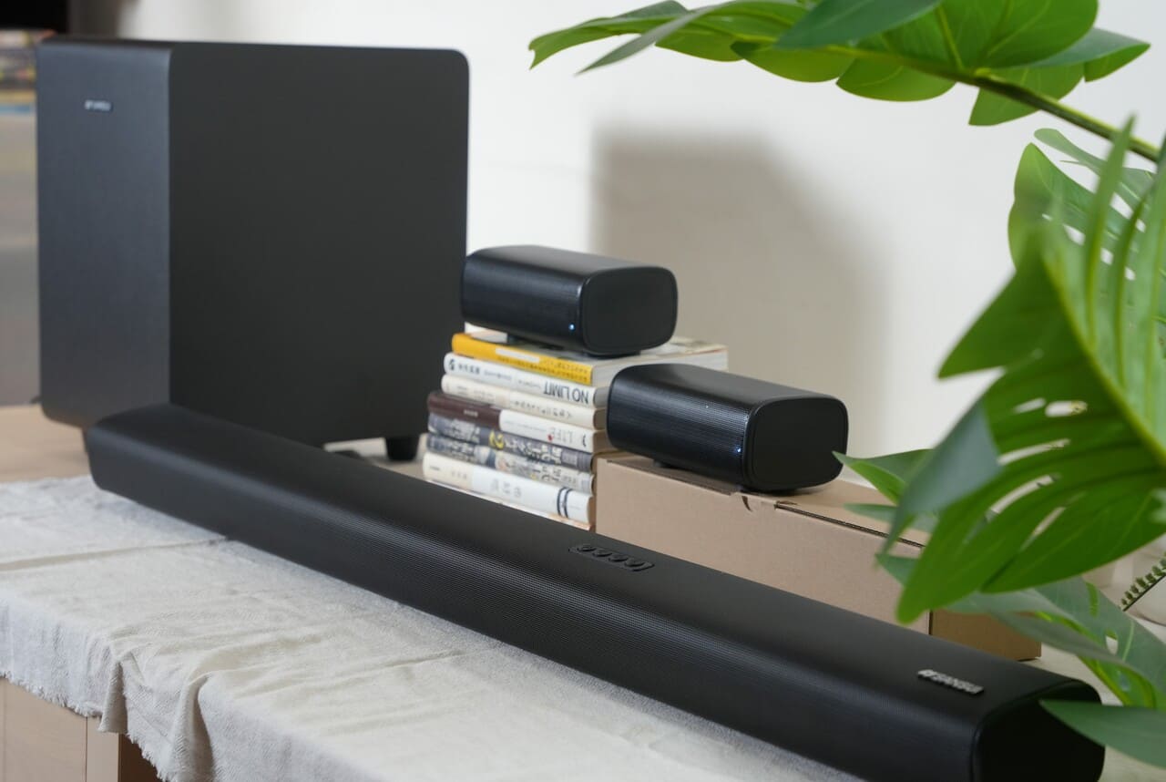 這一次要分享的是一套把家裡小空間變成「輕劇院」的設備，SANSUI 聲空艙。它跟我印象中的聲霸不一樣：不只是一條長長的 soundbar，這次是主機＋重低音＋兩顆無線後環繞的完整體組合。實際聆聽幾天後，我的結論是三個關鍵字：沉浸感、包圍感、劇院級的音質感。