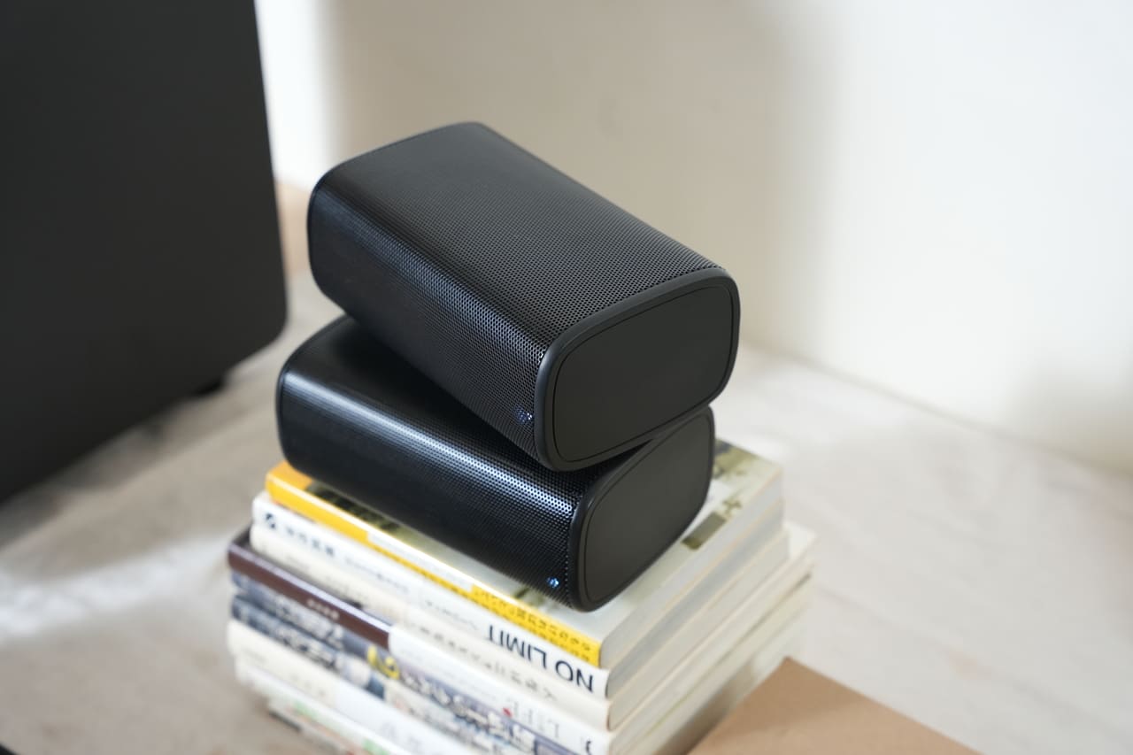 這一次要分享的是一套把家裡小空間變成「輕劇院」的設備，SANSUI 聲空艙。它跟我印象中的聲霸不一樣：不只是一條長長的 soundbar，這次是主機＋重低音＋兩顆無線後環繞的完整體組合。實際聆聽幾天後，我的結論是三個關鍵字：沉浸感、包圍感、劇院級的音質感。