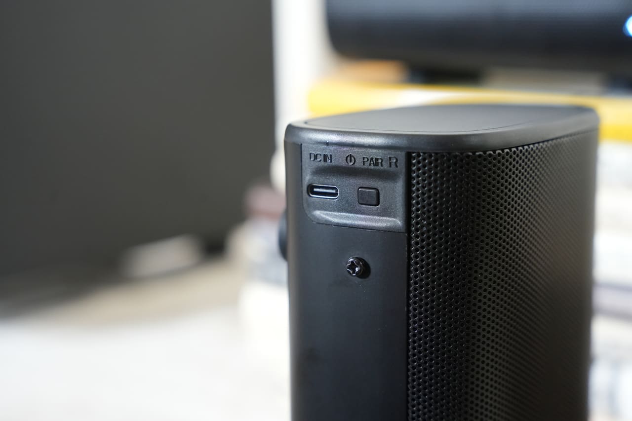 這一次要分享的是一套把家裡小空間變成「輕劇院」的設備，SANSUI 聲空艙。它跟我印象中的聲霸不一樣：不只是一條長長的 soundbar，這次是主機＋重低音＋兩顆無線後環繞的完整體組合。實際聆聽幾天後，我的結論是三個關鍵字：沉浸感、包圍感、劇院級的音質感。