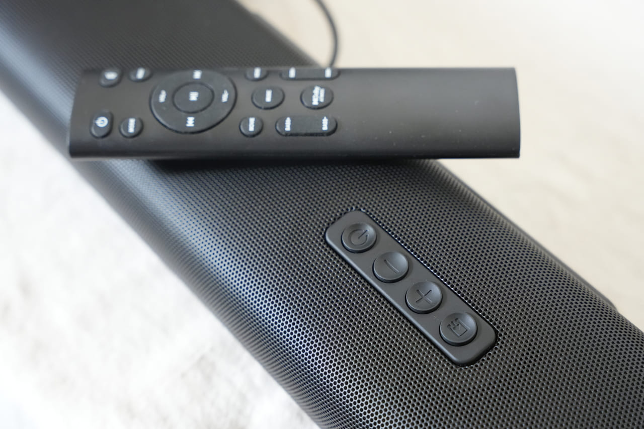 這一次要分享的是一套把家裡小空間變成「輕劇院」的設備，SANSUI 聲空艙。它跟我印象中的聲霸不一樣：不只是一條長長的 soundbar，這次是主機＋重低音＋兩顆無線後環繞的完整體組合。實際聆聽幾天後，我的結論是三個關鍵字：沉浸感、包圍感、劇院級的音質感。