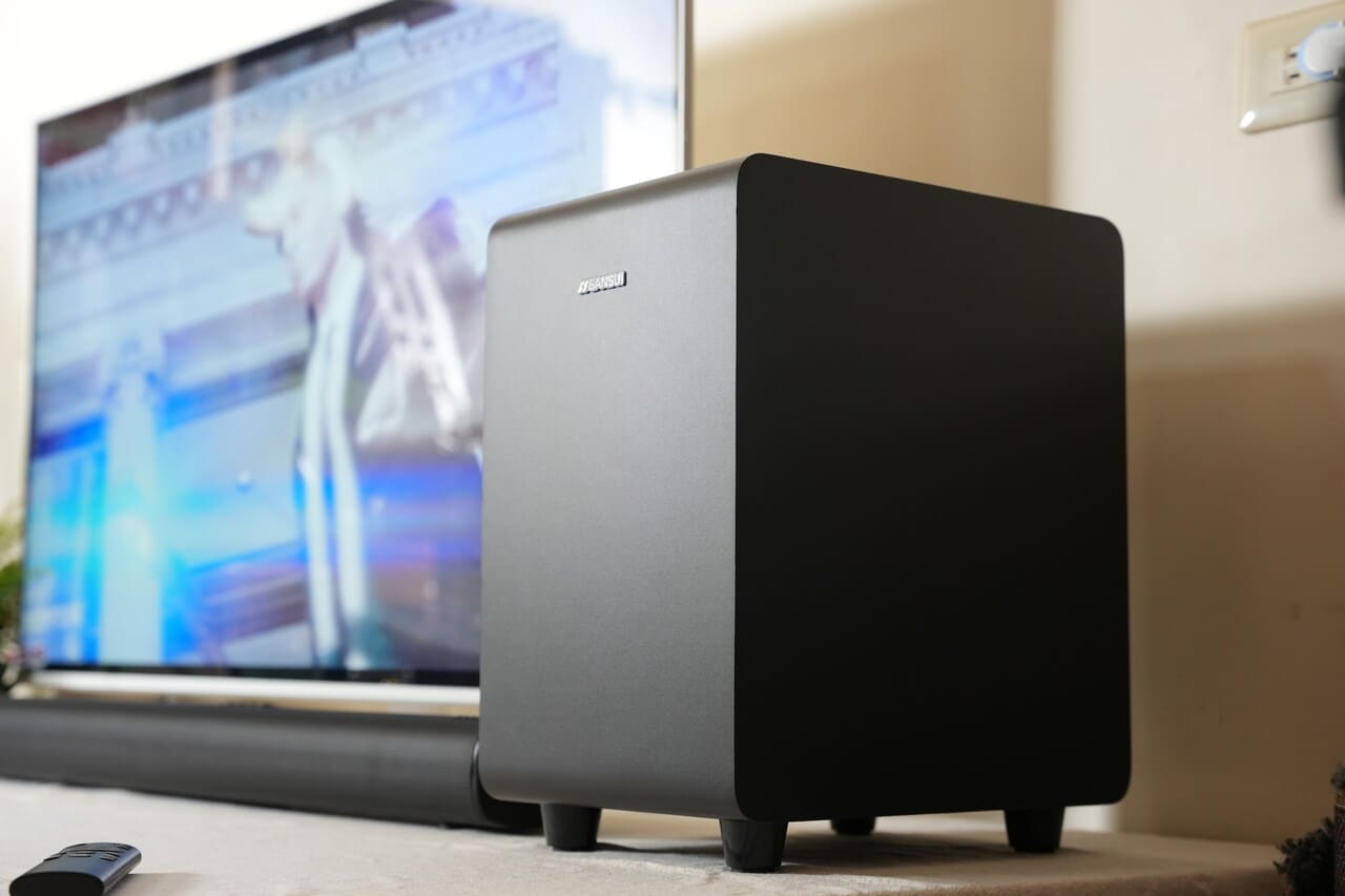 這一次要分享的是一套把家裡小空間變成「輕劇院」的設備，SANSUI 聲空艙。它跟我印象中的聲霸不一樣：不只是一條長長的 soundbar，這次是主機＋重低音＋兩顆無線後環繞的完整體組合。實際聆聽幾天後，我的結論是三個關鍵字：沉浸感、包圍感、劇院級的音質感。