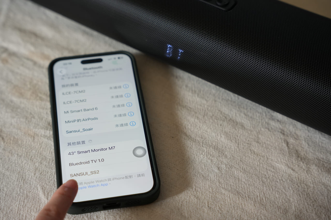這一次要分享的是一套把家裡小空間變成「輕劇院」的設備，SANSUI 聲空艙。它跟我印象中的聲霸不一樣：不只是一條長長的 soundbar，這次是主機＋重低音＋兩顆無線後環繞的完整體組合。實際聆聽幾天後，我的結論是三個關鍵字：沉浸感、包圍感、劇院級的音質感。