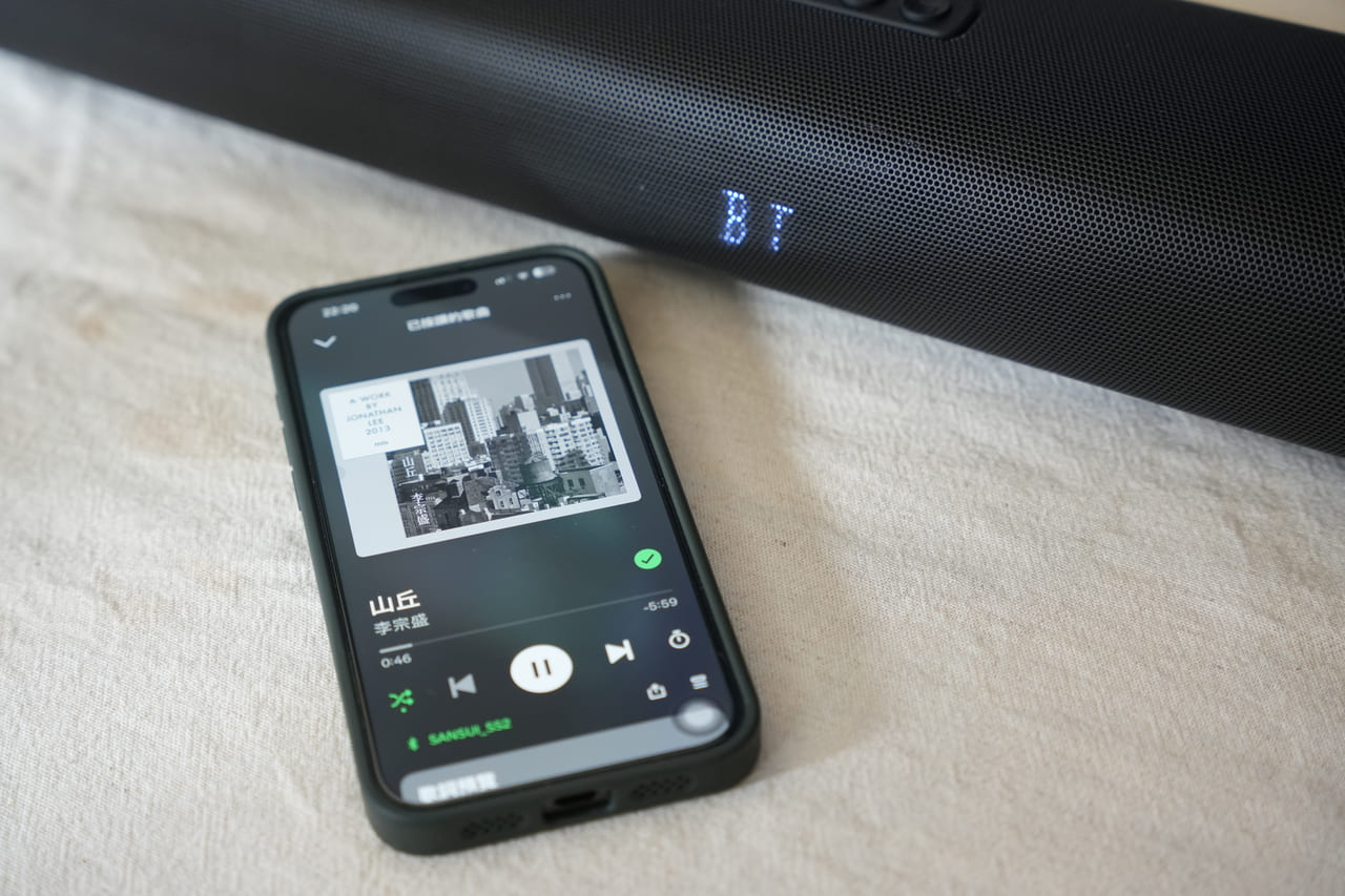 這一次要分享的是一套把家裡小空間變成「輕劇院」的設備，SANSUI 聲空艙。它跟我印象中的聲霸不一樣：不只是一條長長的 soundbar，這次是主機＋重低音＋兩顆無線後環繞的完整體組合。實際聆聽幾天後，我的結論是三個關鍵字：沉浸感、包圍感、劇院級的音質感。