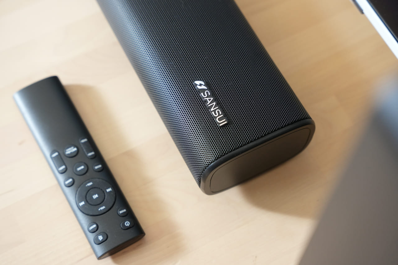 這一次要分享的是一套把家裡小空間變成「輕劇院」的設備，SANSUI 聲空艙。它跟我印象中的聲霸不一樣：不只是一條長長的 soundbar，這次是主機＋重低音＋兩顆無線後環繞的完整體組合。實際聆聽幾天後，我的結論是三個關鍵字：沉浸感、包圍感、劇院級的音質感。