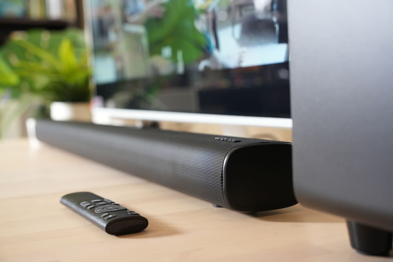 這一次要分享的是一套把家裡小空間變成「輕劇院」的設備，SANSUI 聲空艙。它跟我印象中的聲霸不一樣：不只是一條長長的 soundbar，這次是主機＋重低音＋兩顆無線後環繞的完整體組合。實際聆聽幾天後，我的結論是三個關鍵字：沉浸感、包圍感、劇院級的音質感。