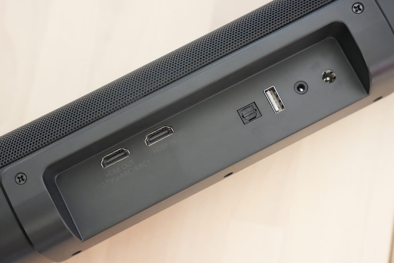 這一次要分享的是一套把家裡小空間變成「輕劇院」的設備，SANSUI 聲空艙。它跟我印象中的聲霸不一樣：不只是一條長長的 soundbar，這次是主機＋重低音＋兩顆無線後環繞的完整體組合。實際聆聽幾天後，我的結論是三個關鍵字：沉浸感、包圍感、劇院級的音質感。