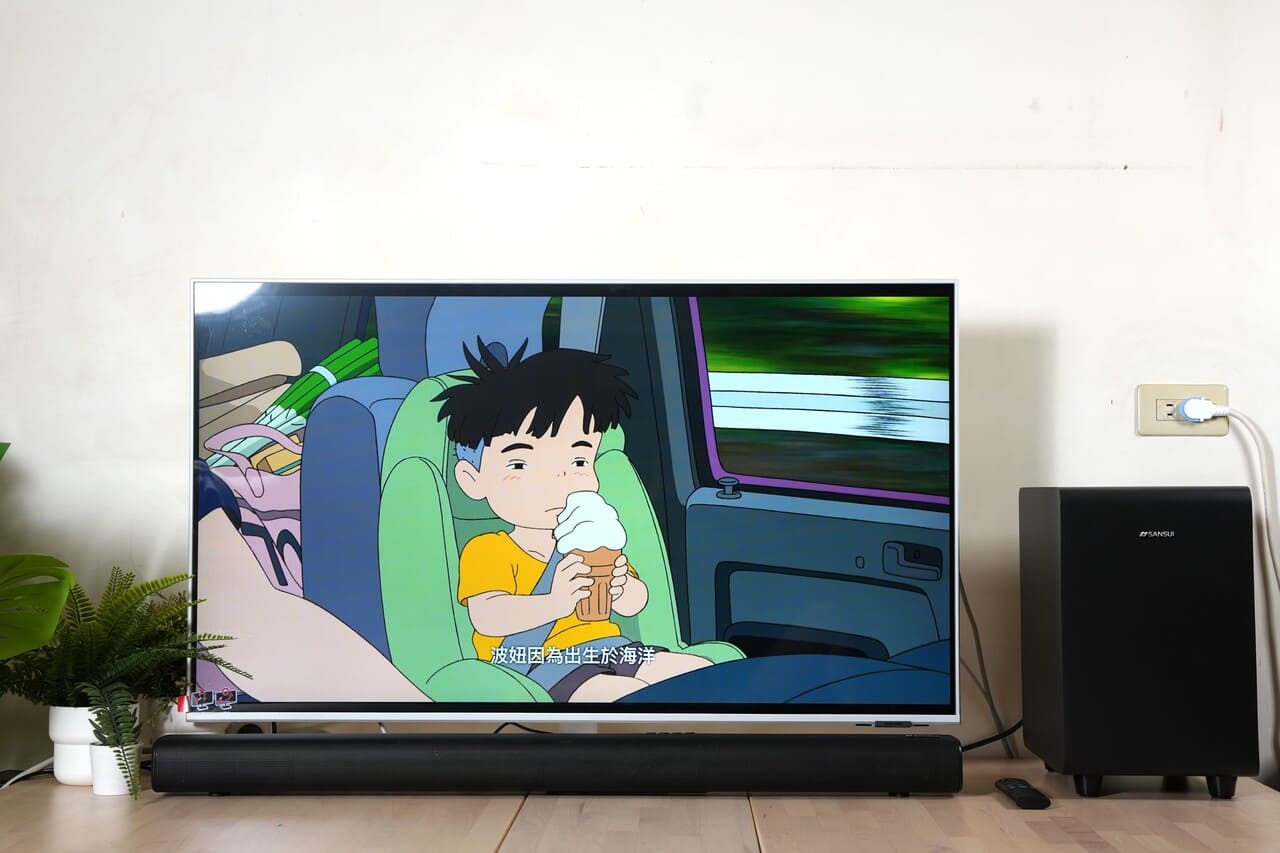 這一次要分享的是一套把家裡小空間變成「輕劇院」的設備，SANSUI 聲空艙。它跟我印象中的聲霸不一樣：不只是一條長長的 soundbar，這次是主機＋重低音＋兩顆無線後環繞的完整體組合。實際聆聽幾天後，我的結論是三個關鍵字：沉浸感、包圍感、劇院級的音質感。
