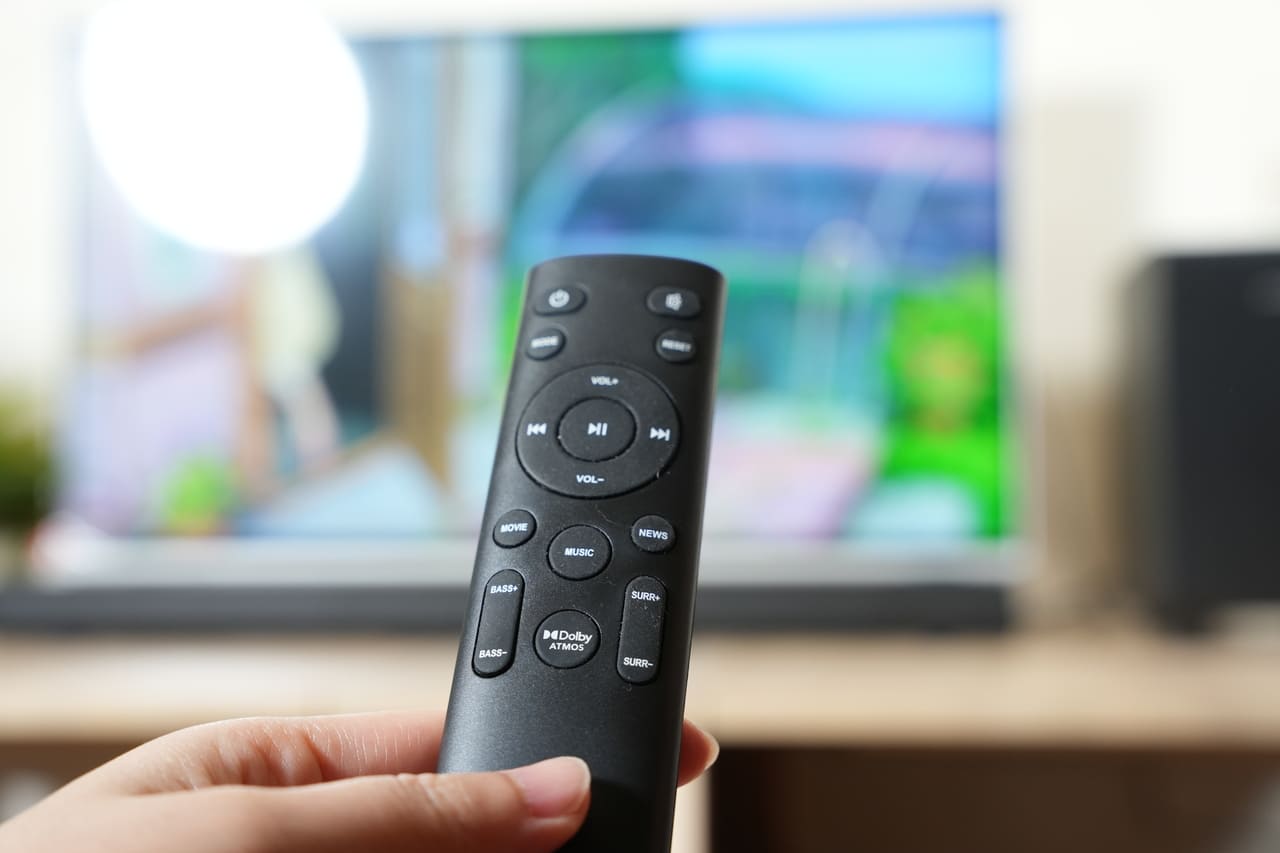 這一次要分享的是一套把家裡小空間變成「輕劇院」的設備，SANSUI 聲空艙。它跟我印象中的聲霸不一樣：不只是一條長長的 soundbar，這次是主機＋重低音＋兩顆無線後環繞的完整體組合。實際聆聽幾天後，我的結論是三個關鍵字：沉浸感、包圍感、劇院級的音質感。