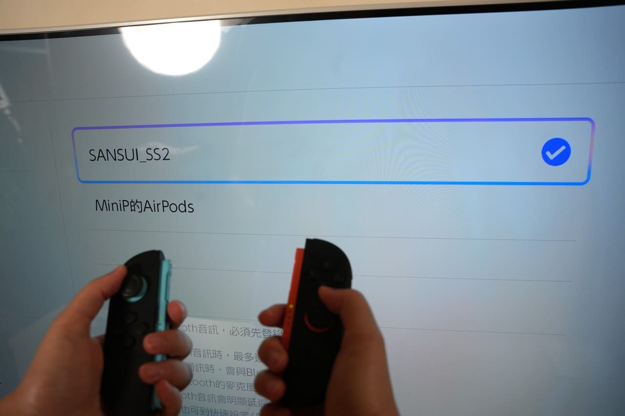 這一次要分享的是一套把家裡小空間變成「輕劇院」的設備，SANSUI 聲空艙。它跟我印象中的聲霸不一樣：不只是一條長長的 soundbar，這次是主機＋重低音＋兩顆無線後環繞的完整體組合。實際聆聽幾天後，我的結論是三個關鍵字：沉浸感、包圍感、劇院級的音質感。