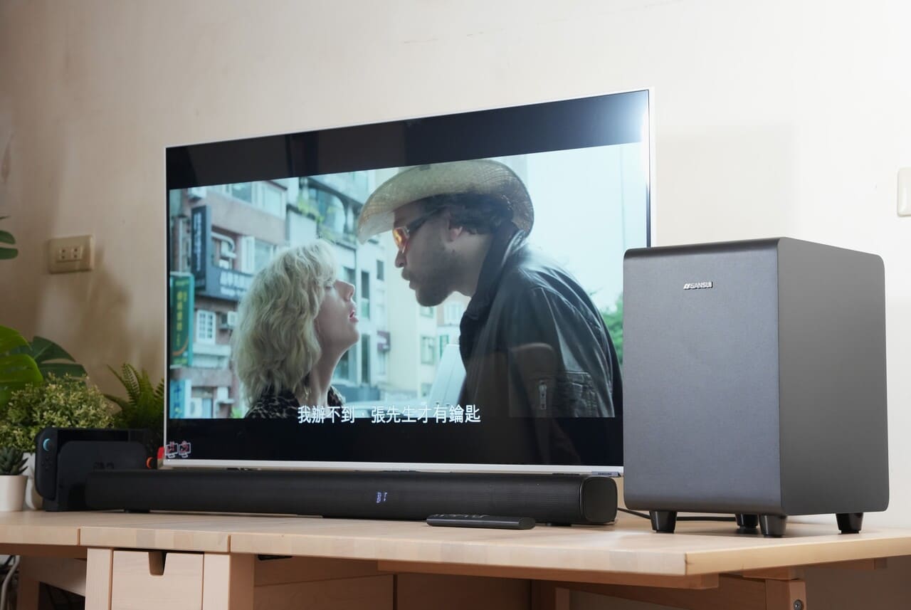 這一次要分享的是一套把家裡小空間變成「輕劇院」的設備，SANSUI 聲空艙。它跟我印象中的聲霸不一樣：不只是一條長長的 soundbar，這次是主機＋重低音＋兩顆無線後環繞的完整體組合。實際聆聽幾天後，我的結論是三個關鍵字：沉浸感、包圍感、劇院級的音質感。