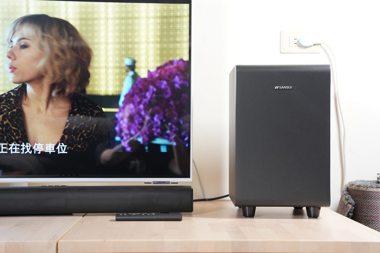 這一次要分享的是一套把家裡小空間變成「輕劇院」的設備，SANSUI 聲空艙。它跟我印象中的聲霸不一樣：不只是一條長長的 soundbar，這次是主機＋重低音＋兩顆無線後環繞的完整體組合。實際聆聽幾天後，我的結論是三個關鍵字：沉浸感、包圍感、劇院級的音質感。