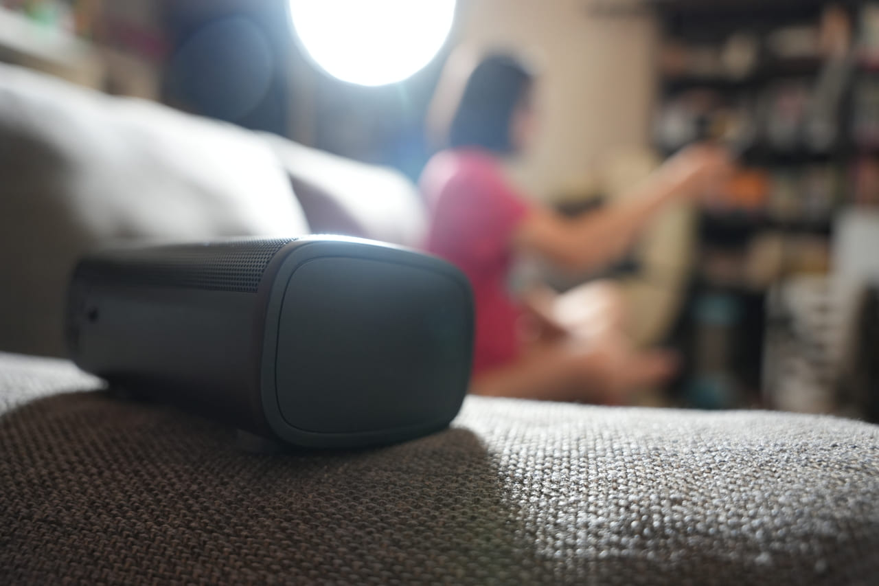 這一次要分享的是一套把家裡小空間變成「輕劇院」的設備，SANSUI 聲空艙。它跟我印象中的聲霸不一樣：不只是一條長長的 soundbar，這次是主機＋重低音＋兩顆無線後環繞的完整體組合。實際聆聽幾天後，我的結論是三個關鍵字：沉浸感、包圍感、劇院級的音質感。