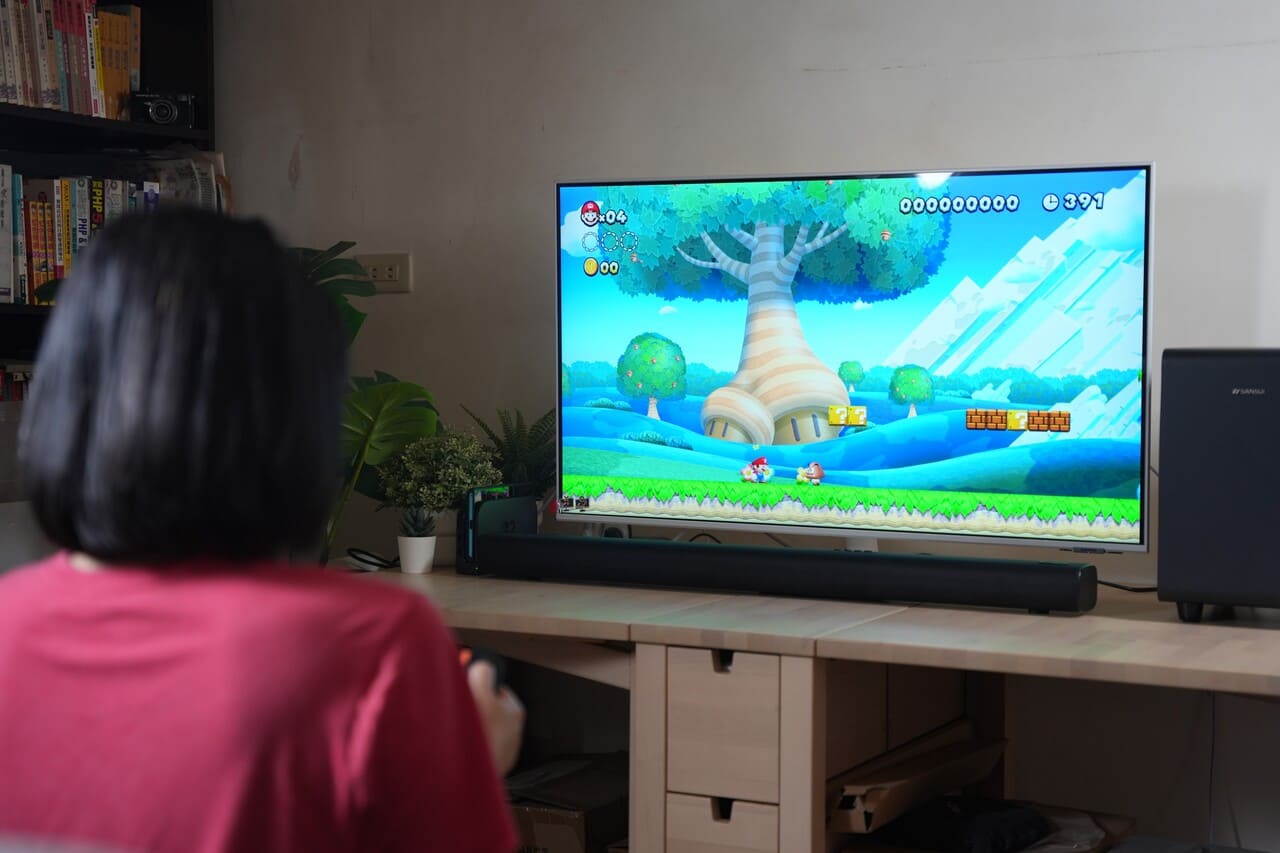 這一次要分享的是一套把家裡小空間變成「輕劇院」的設備，SANSUI 聲空艙。它跟我印象中的聲霸不一樣：不只是一條長長的 soundbar，這次是主機＋重低音＋兩顆無線後環繞的完整體組合。實際聆聽幾天後，我的結論是三個關鍵字：沉浸感、包圍感、劇院級的音質感。