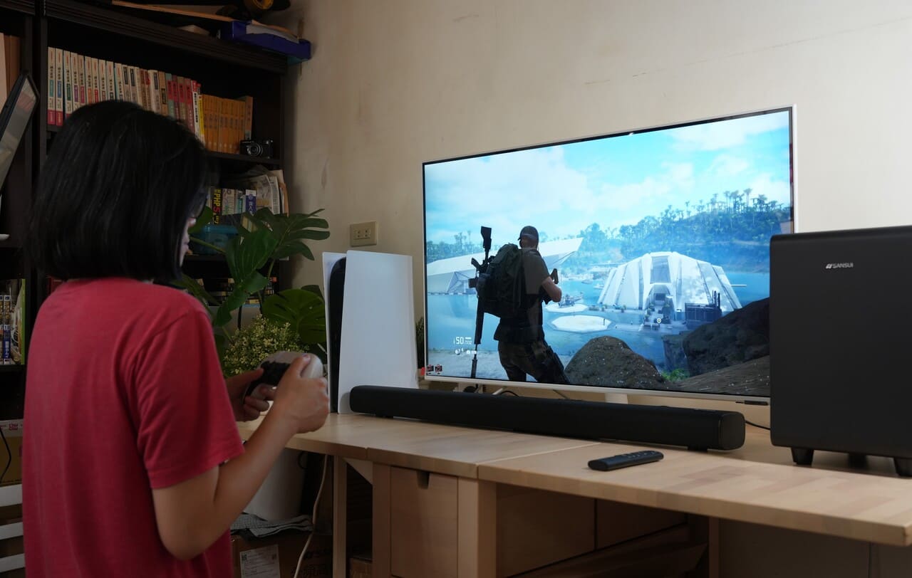 這一次要分享的是一套把家裡小空間變成「輕劇院」的設備，SANSUI 聲空艙。它跟我印象中的聲霸不一樣：不只是一條長長的 soundbar，這次是主機＋重低音＋兩顆無線後環繞的完整體組合。實際聆聽幾天後，我的結論是三個關鍵字：沉浸感、包圍感、劇院級的音質感。