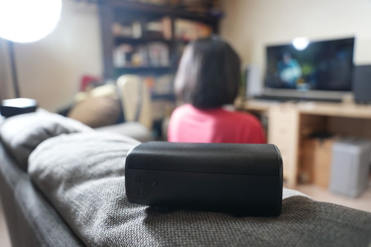 這一次要分享的是一套把家裡小空間變成「輕劇院」的設備，SANSUI 聲空艙。它跟我印象中的聲霸不一樣：不只是一條長長的 soundbar，這次是主機＋重低音＋兩顆無線後環繞的完整體組合。實際聆聽幾天後，我的結論是三個關鍵字：沉浸感、包圍感、劇院級的音質感。