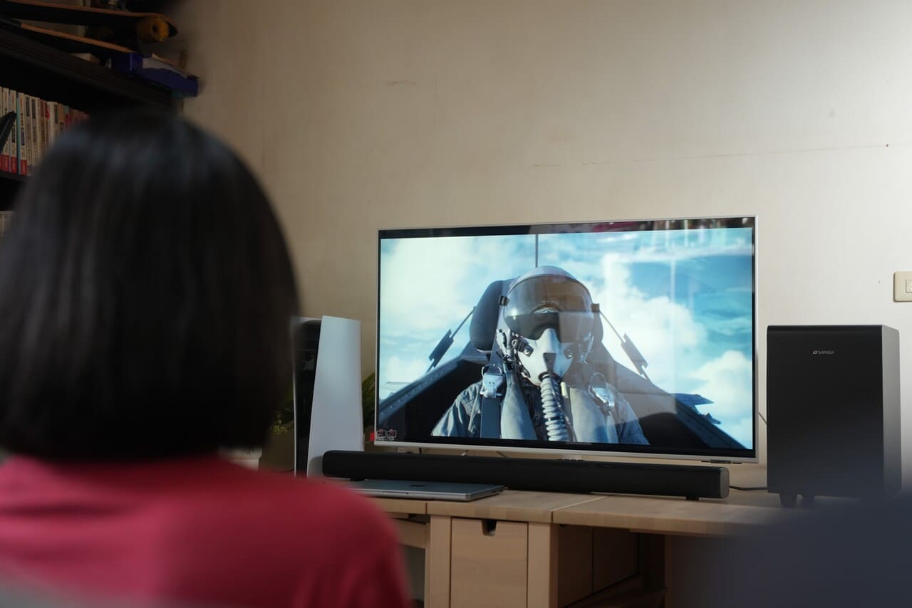 這一次要分享的是一套把家裡小空間變成「輕劇院」的設備，SANSUI 聲空艙。它跟我印象中的聲霸不一樣：不只是一條長長的 soundbar，這次是主機＋重低音＋兩顆無線後環繞的完整體組合。實際聆聽幾天後，我的結論是三個關鍵字：沉浸感、包圍感、劇院級的音質感。