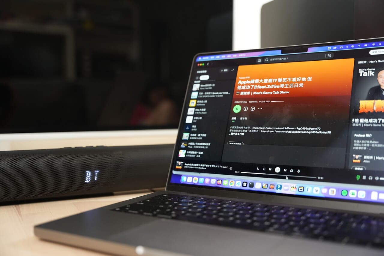 這一次要分享的是一套把家裡小空間變成「輕劇院」的設備，SANSUI 聲空艙。它跟我印象中的聲霸不一樣：不只是一條長長的 soundbar，這次是主機＋重低音＋兩顆無線後環繞的完整體組合。實際聆聽幾天後，我的結論是三個關鍵字：沉浸感、包圍感、劇院級的音質感。