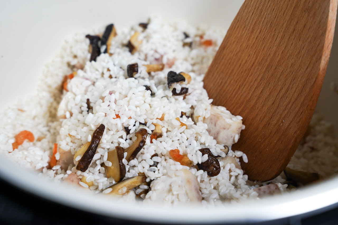 準備食材如下：米2杯芋頭蝦米乾香菇柴魚片大蒜青蔥鹽胡椒水(米的8倍)